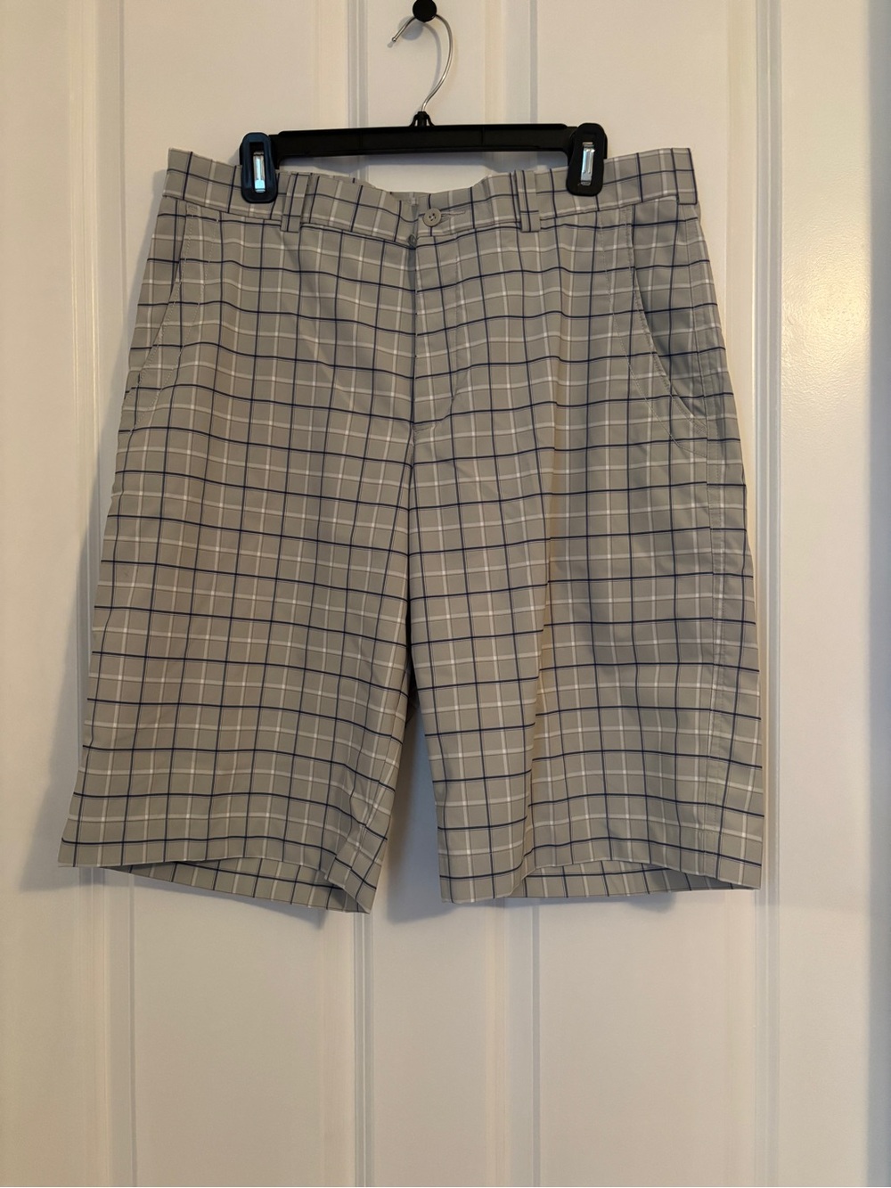 Nike Men's Light Gray Plaid Flat-Front Golf Shorts.  Sz 34. Front & Back Pockets